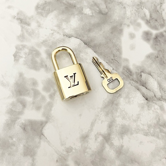 ✨AUTHENTIC✨ Louis Vuitton Lock & Key #310 with Hello Kitty Key Chain - Picture 3 of 8